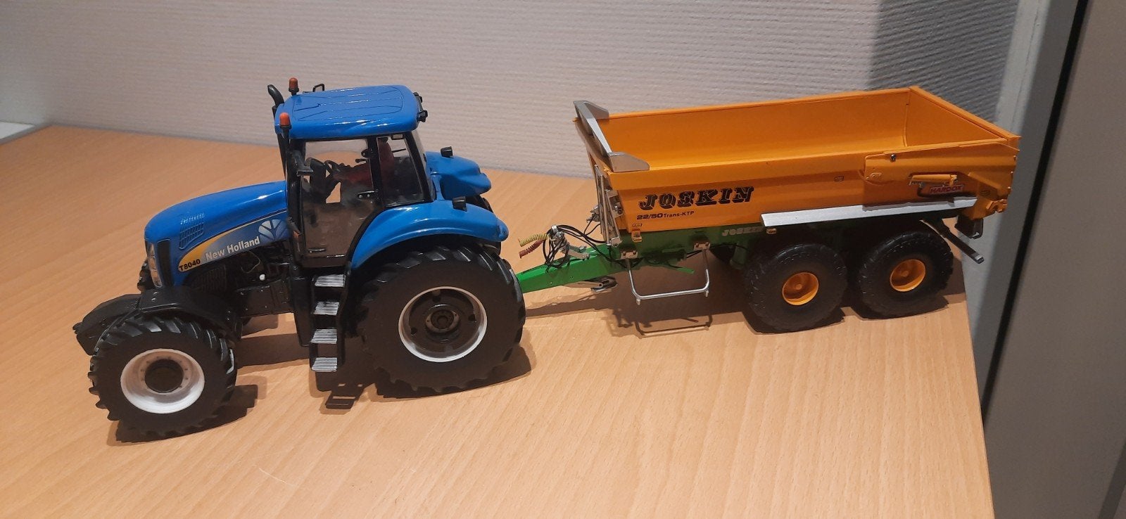 New Holland T 8040 trekker met Joskin 22/50 kieper, Ophalen of Verzenden, Zo goed als nieuw, Tractor of Landbouw, Britains