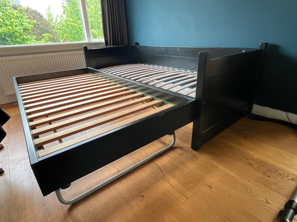 Massief houten eenpersoons bed - met logeerbed, Huis en Inrichting, Slaapkamer | Bedden, Ophalen, 90 cm, Eenpersoons, 210 cm