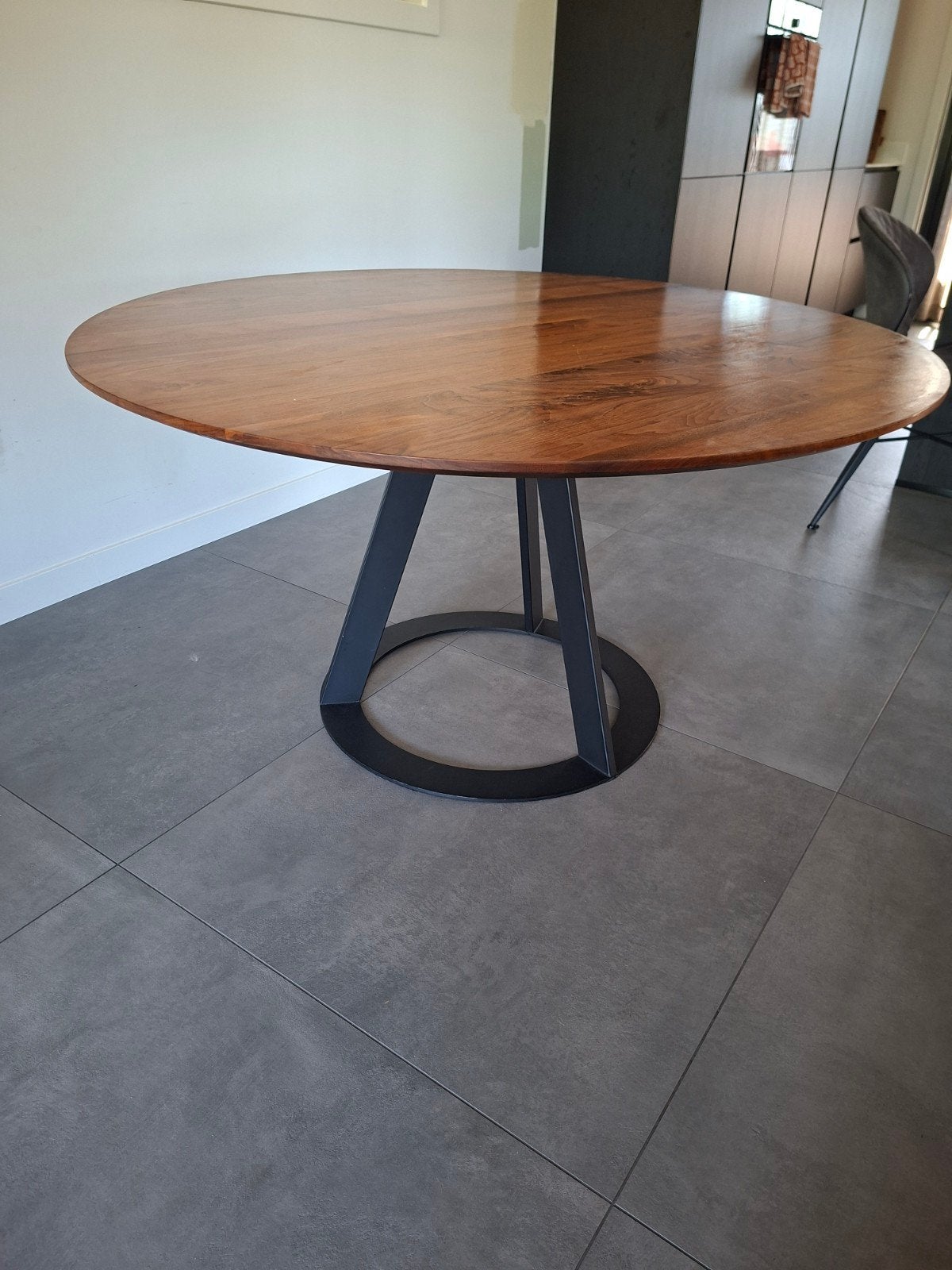 Ronde eettafel met metalen onderstel notenhout Harvink Fier, Overige houtsoorten, Rond, Ophalen of Verzenden, Zo goed als nieuw