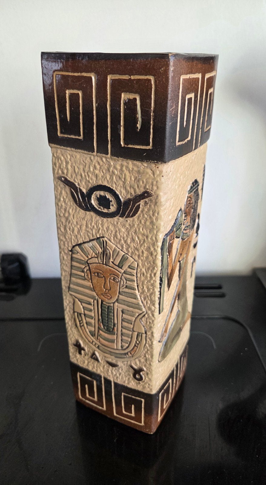 mooie bewerkte stenen vaas. met Egyptische afbeeldingen, Ophalen, Zo goed als nieuw, Overige materialen