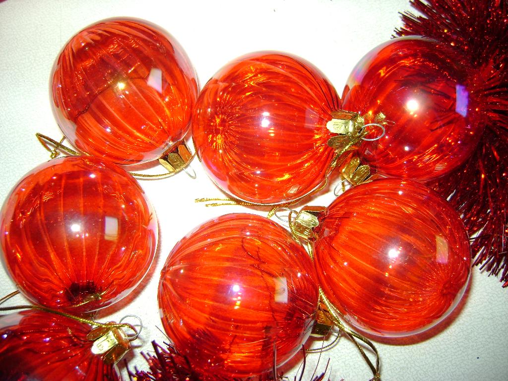 13 del 12 rode kerstballen en dikke rode lametta slinger, Diversen, Ophalen of Verzenden, Zo goed als nieuw