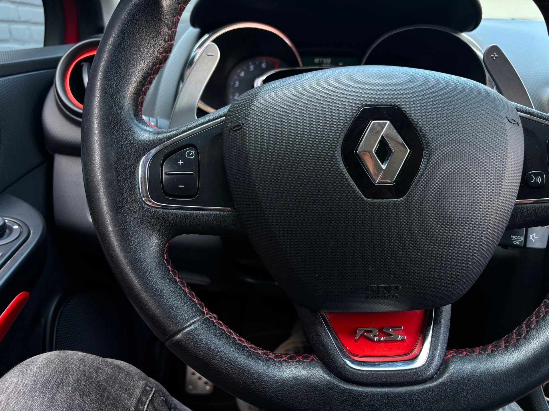 Foto 15 van Renault Clio 1.6 R.S Automaat | Navi | Leder | Stoelverwarmi