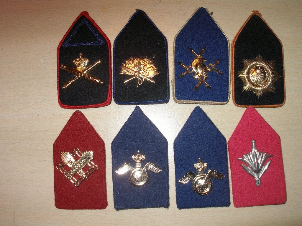 Acht diverse kraagspiegels, per stuk één euro, Ophalen of Verzenden, Landmacht, Nederland, Embleem of Badge