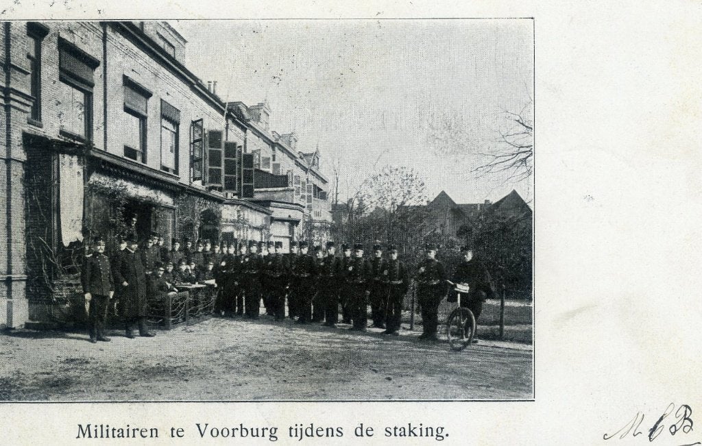 ansichtkaart Voorburg kazerne militairen, Ophalen of Verzenden, Voor 1920, Gelopen, Zuid-Holland