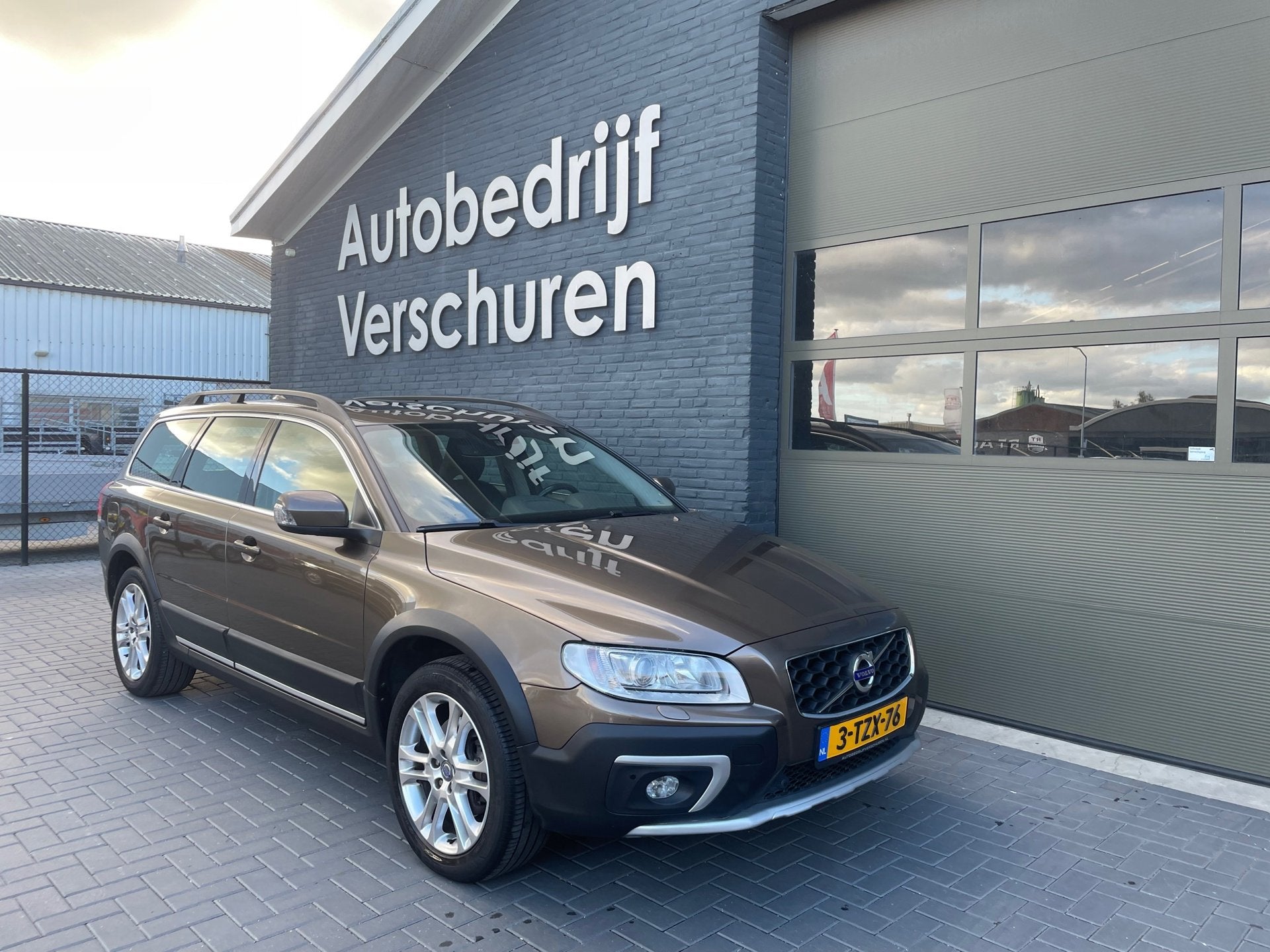 Volvo XC70 2.0 T5 FWD Nordic+ schuifdak stoelverwarming trek, 15 km/l, 4 cilinders, XC70, 93 €/maand