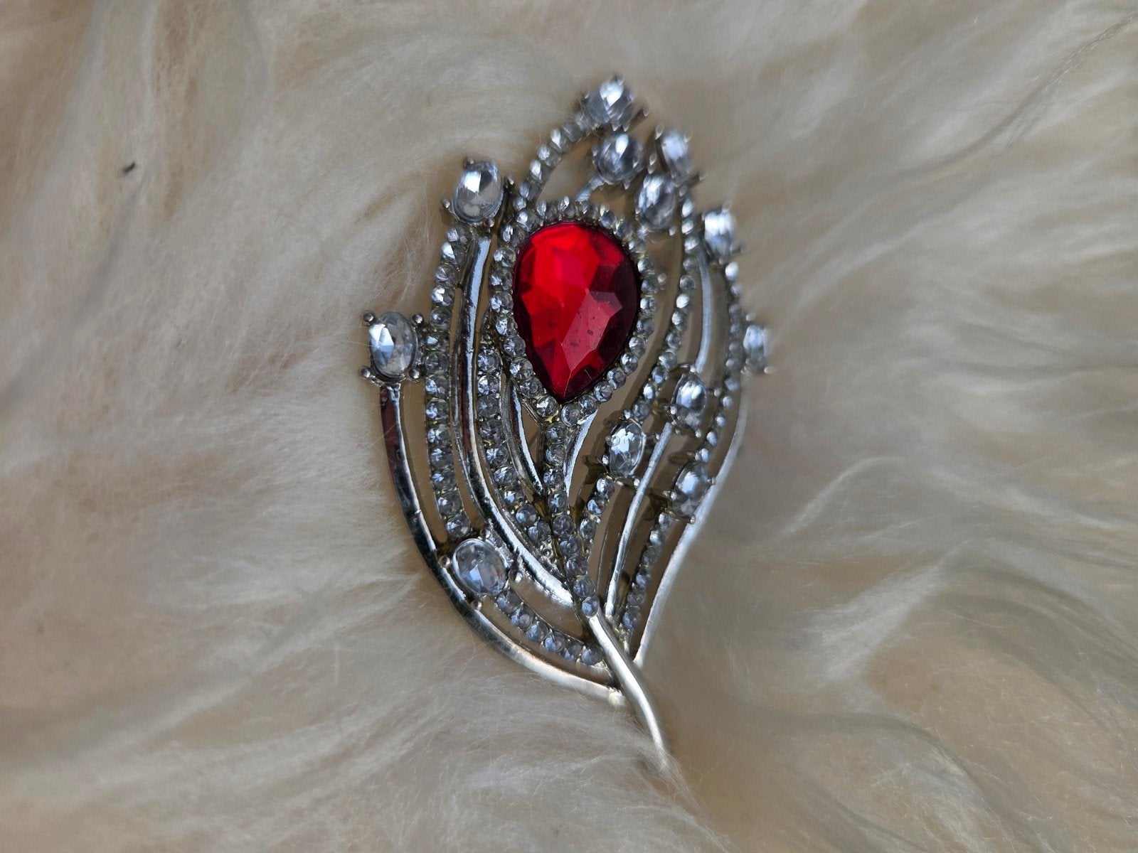 Vintage Broche met Rode Steen en Kristallen, Overige materialen, Gebruikt, Met edelsteen, Ophalen of Verzenden