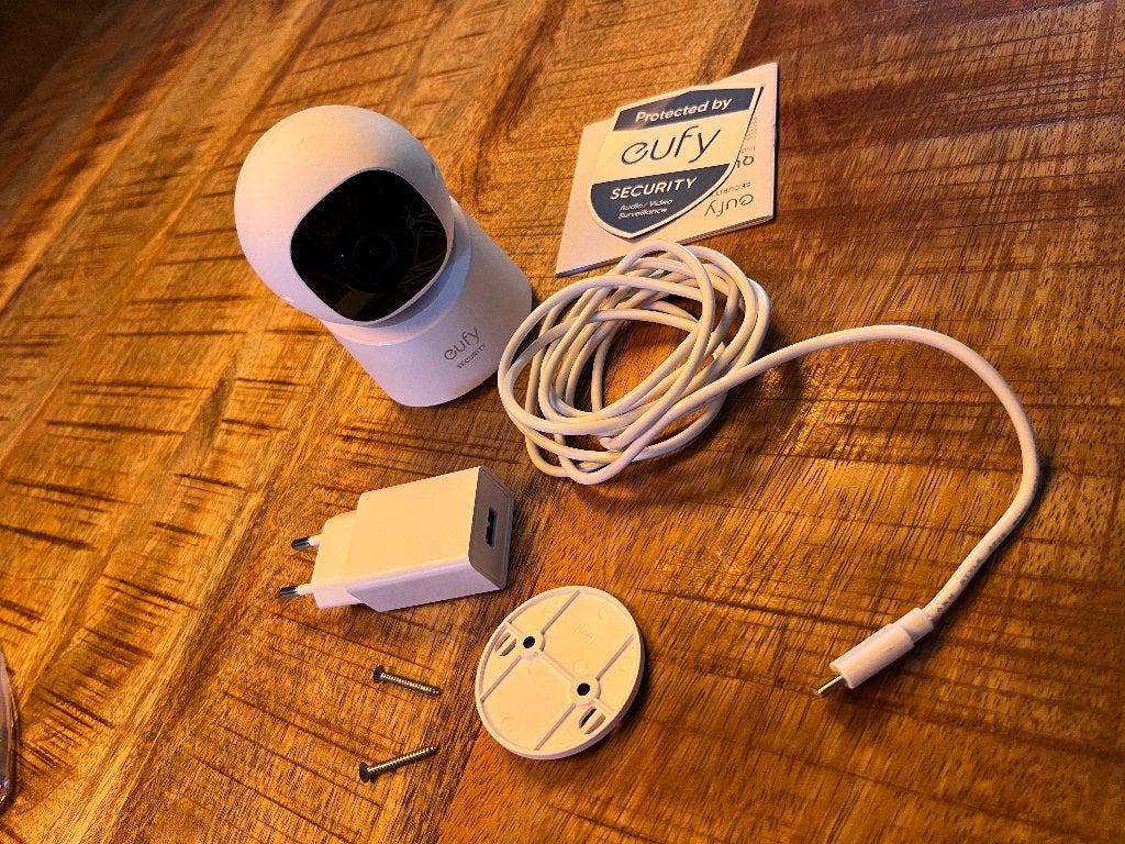 Indoor camera Eufy C210, Ophalen of Verzenden, Zo goed als nieuw, Binnencamera