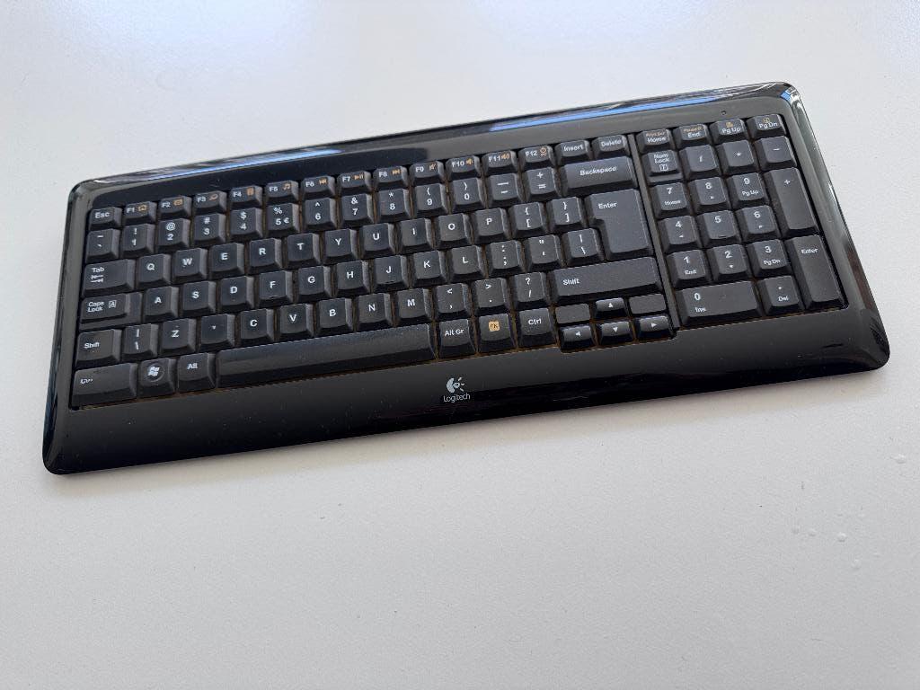 Logitech K340 draadloos toetsenbord - Uitstekende staat, Computers en Software, Toetsenborden, Ophalen, Gebruikt, Draadloos, Qwerty