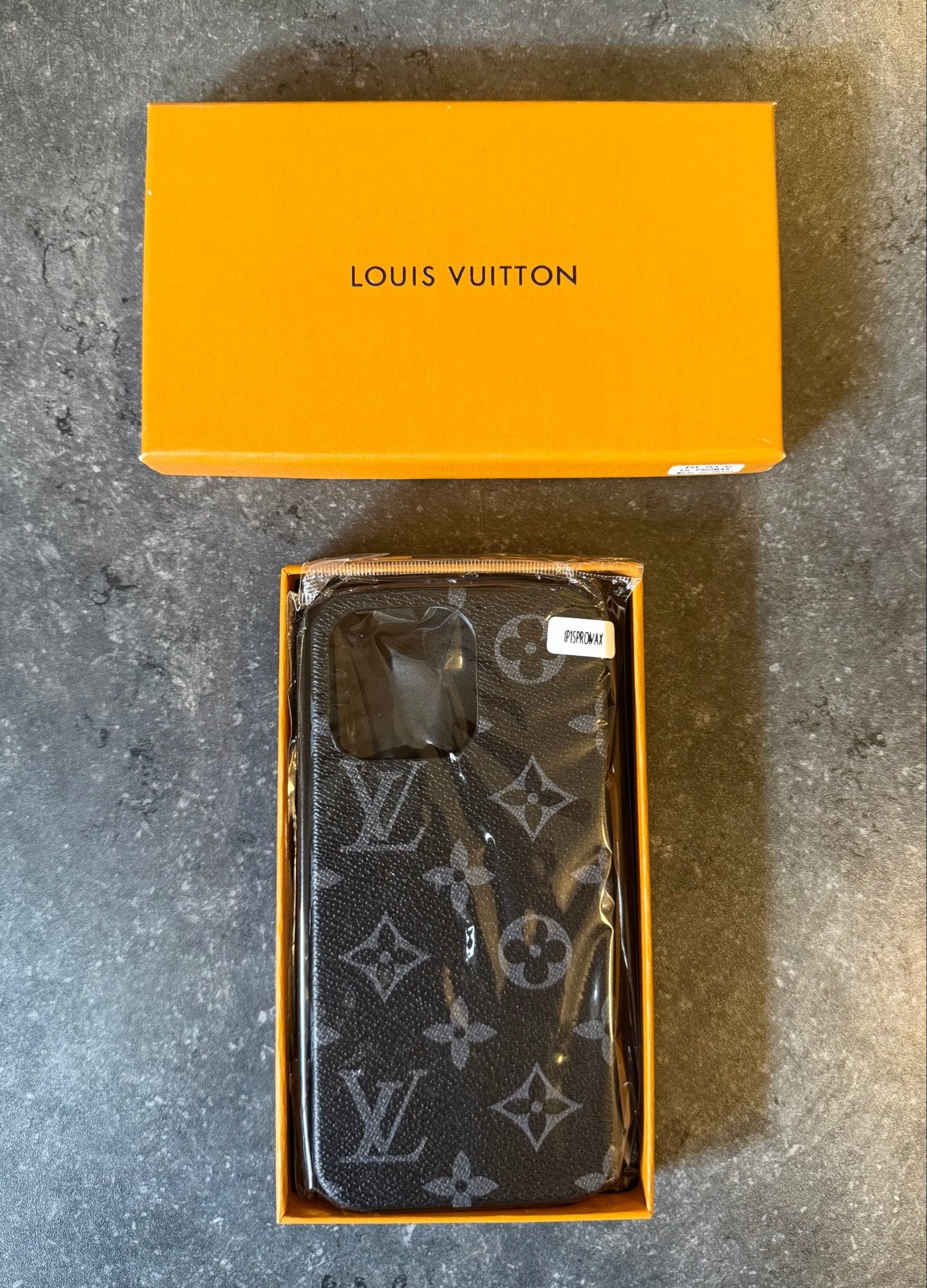 Louis Vuitton iPhone 15 Pro Max case!(NIEUW), Kunststof, Zwart, Overige merken, Frontje of Cover