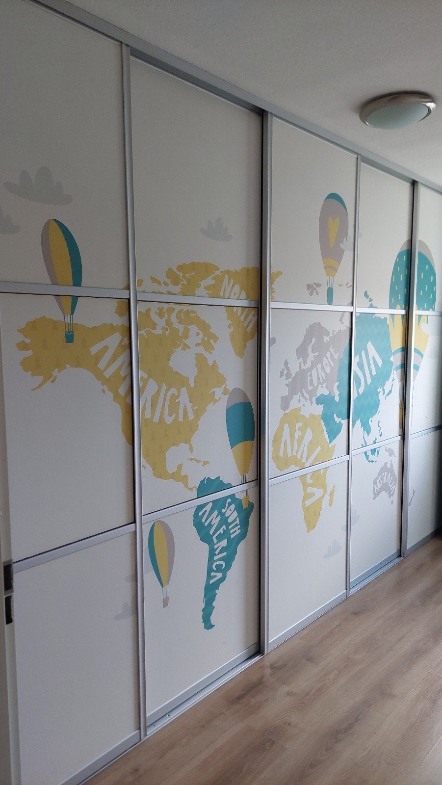 5 aluminium schuifdeuren met wereldkaart - MOET NU WEG!!, Ophalen, 200 cm of meer, 200 cm of meer, Met deur(en)