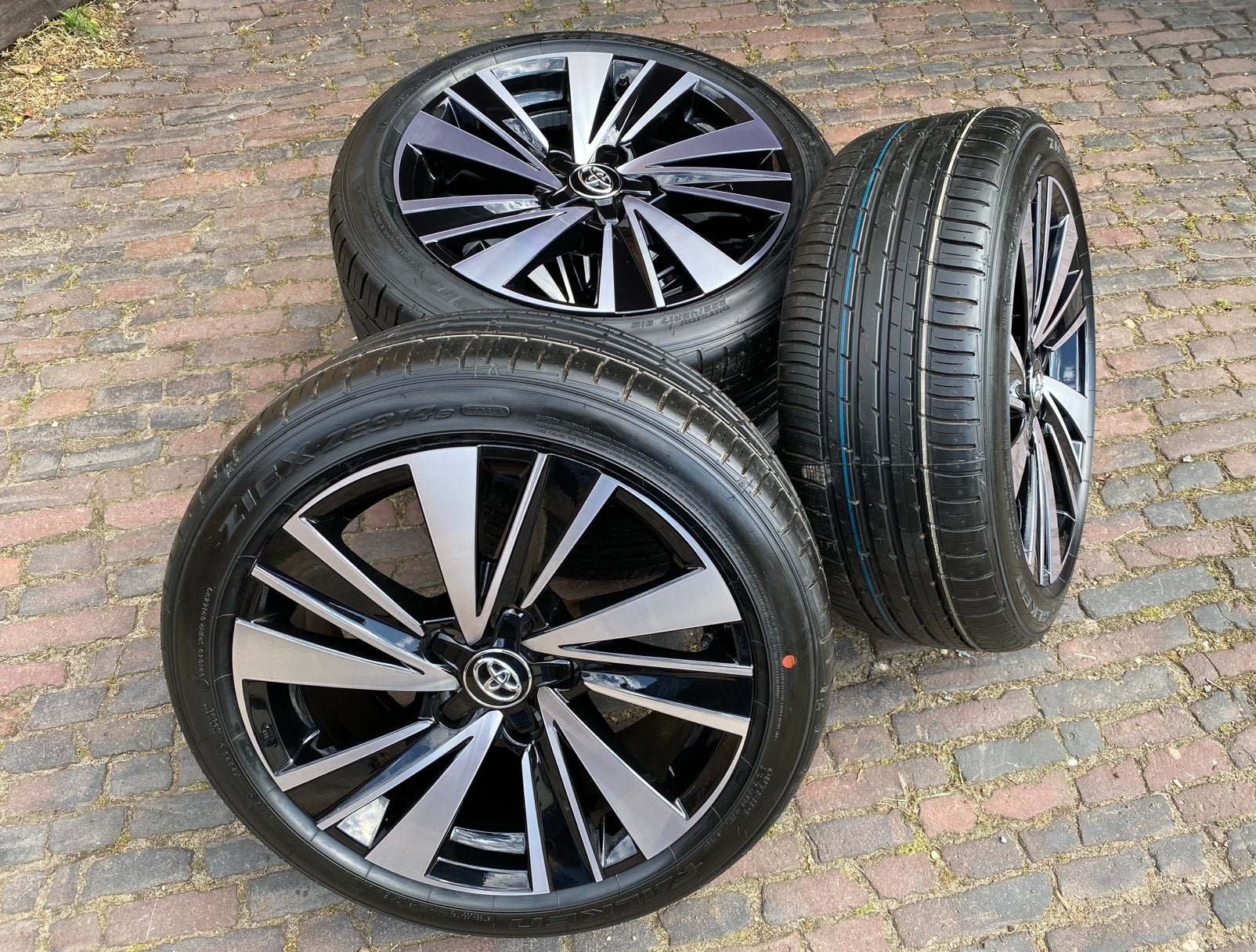 NIEUWE 2025 Toyota Corolla velgen + TPMS + 225/45 R17 banden