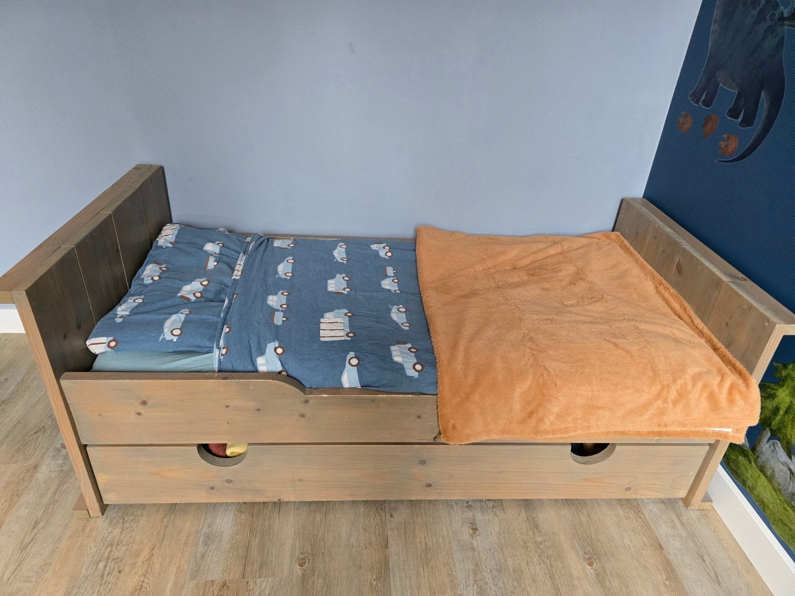 Stoer Peuterbed met grote lade 70x150, Kinderen en Baby's, Kinderkamer | Bedden, Ophalen, 70 tot 85 cm, Zo goed als nieuw, Matras