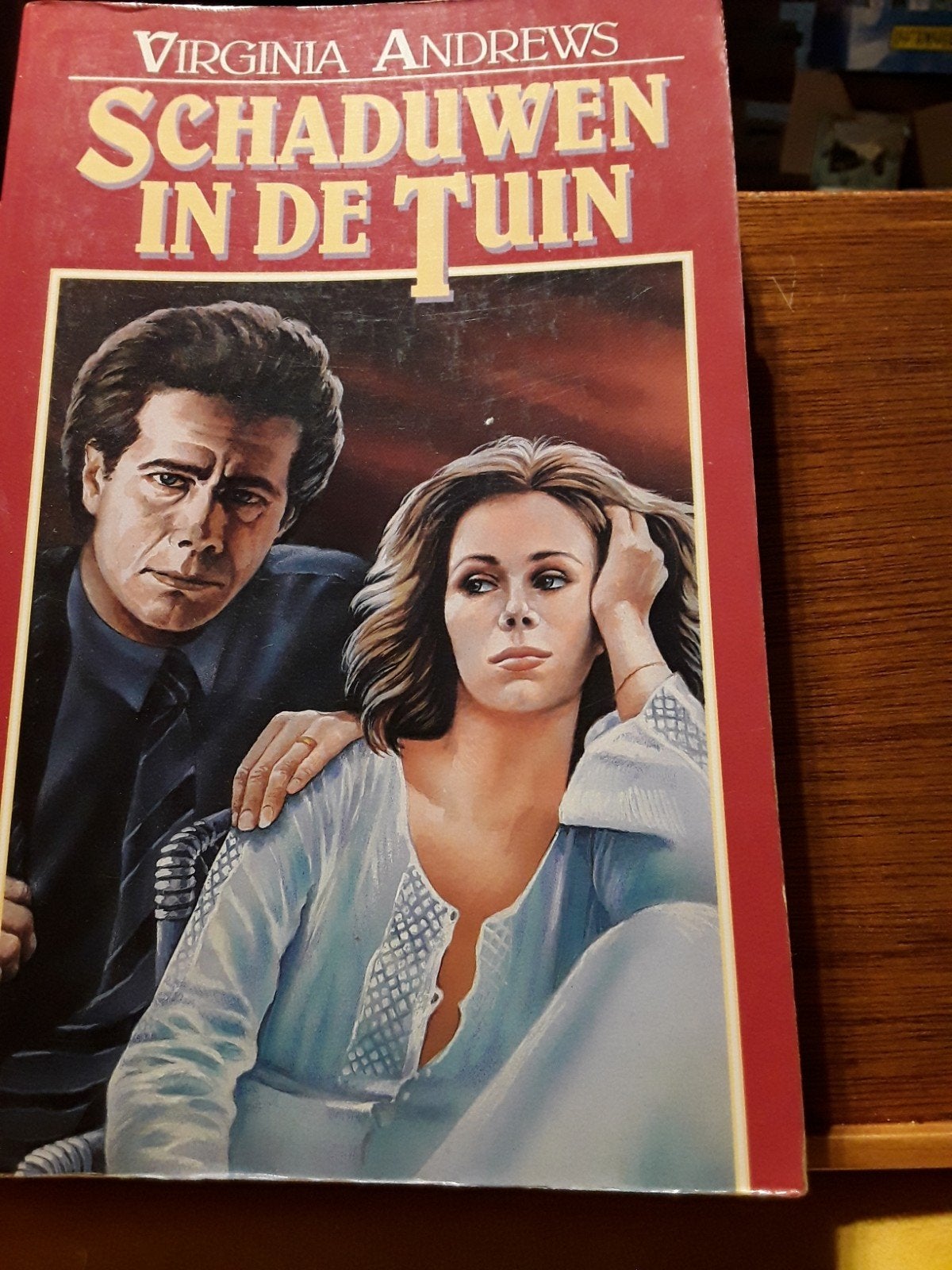 Schaduwen in de Tuin - Virginia Andrews (achtste druk), Boeken, Ophalen of Verzenden, Gelezen, Virginia Andrews, Nederland