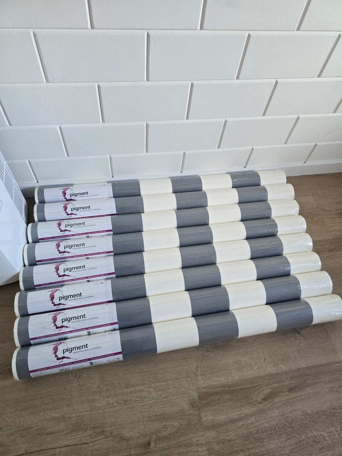 Vliesbehang grijs/wit 8 rollen (85m2), Ophalen, Vliesbehang, 75 m² of meer, Wit
