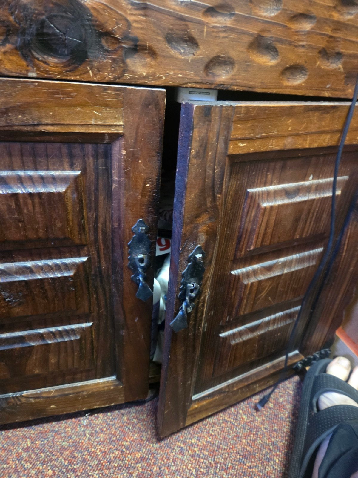 Antieke houten kast met handgesneden decoratie, Ophalen of Verzenden
