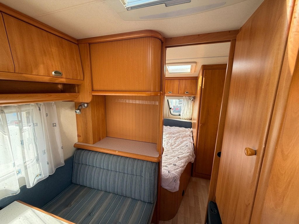 Hobby De luxe Easy 500 KMFE 6 pers, Luifel met wanden, Caravans en Kamperen, Dwars-stapelbed, Hobby, Treinzit, 5 tot 6 meter