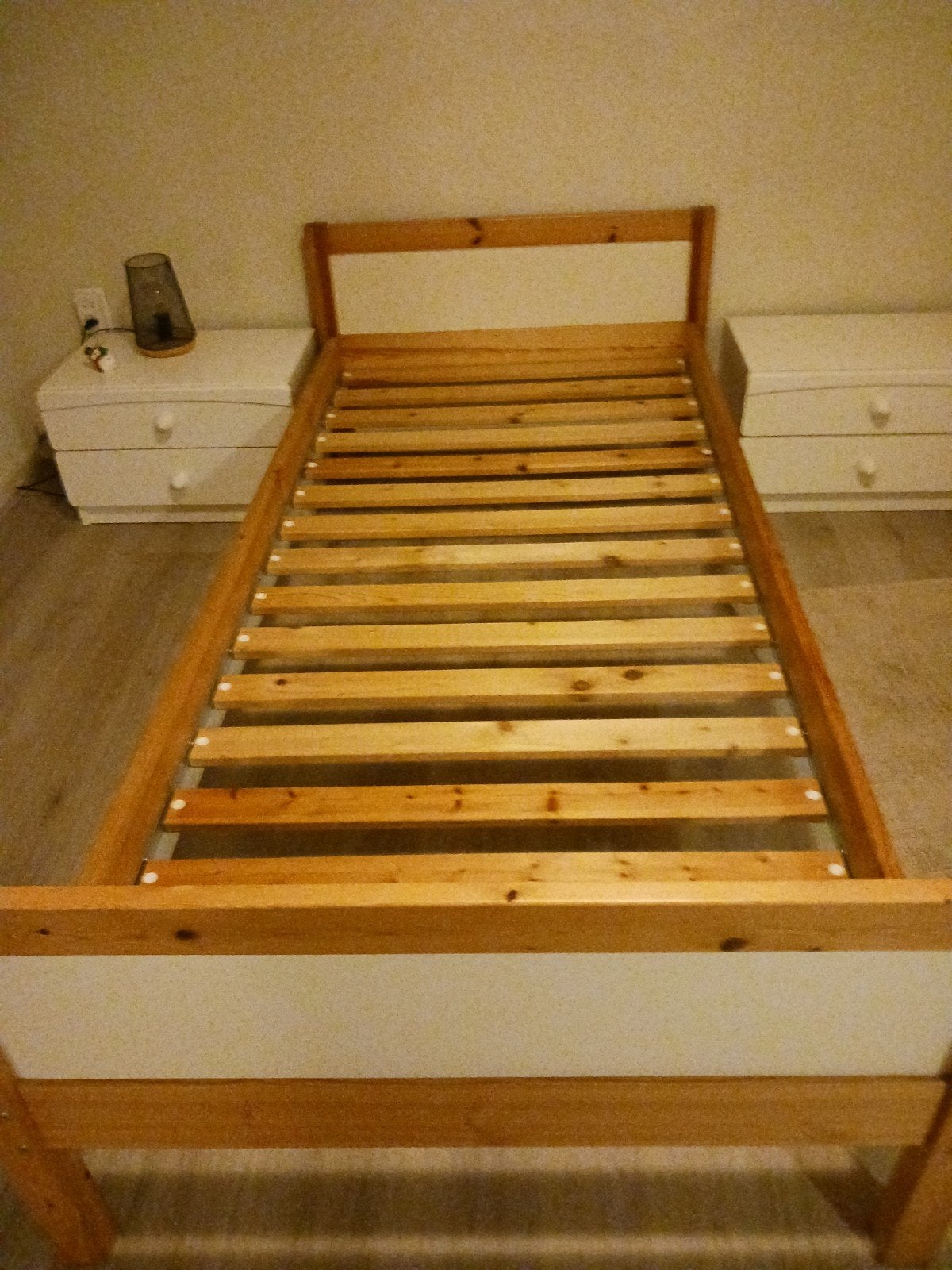 Eenpersoonsbed met matras, 2 nachtkastjes en spiegel, Ophalen of Verzenden