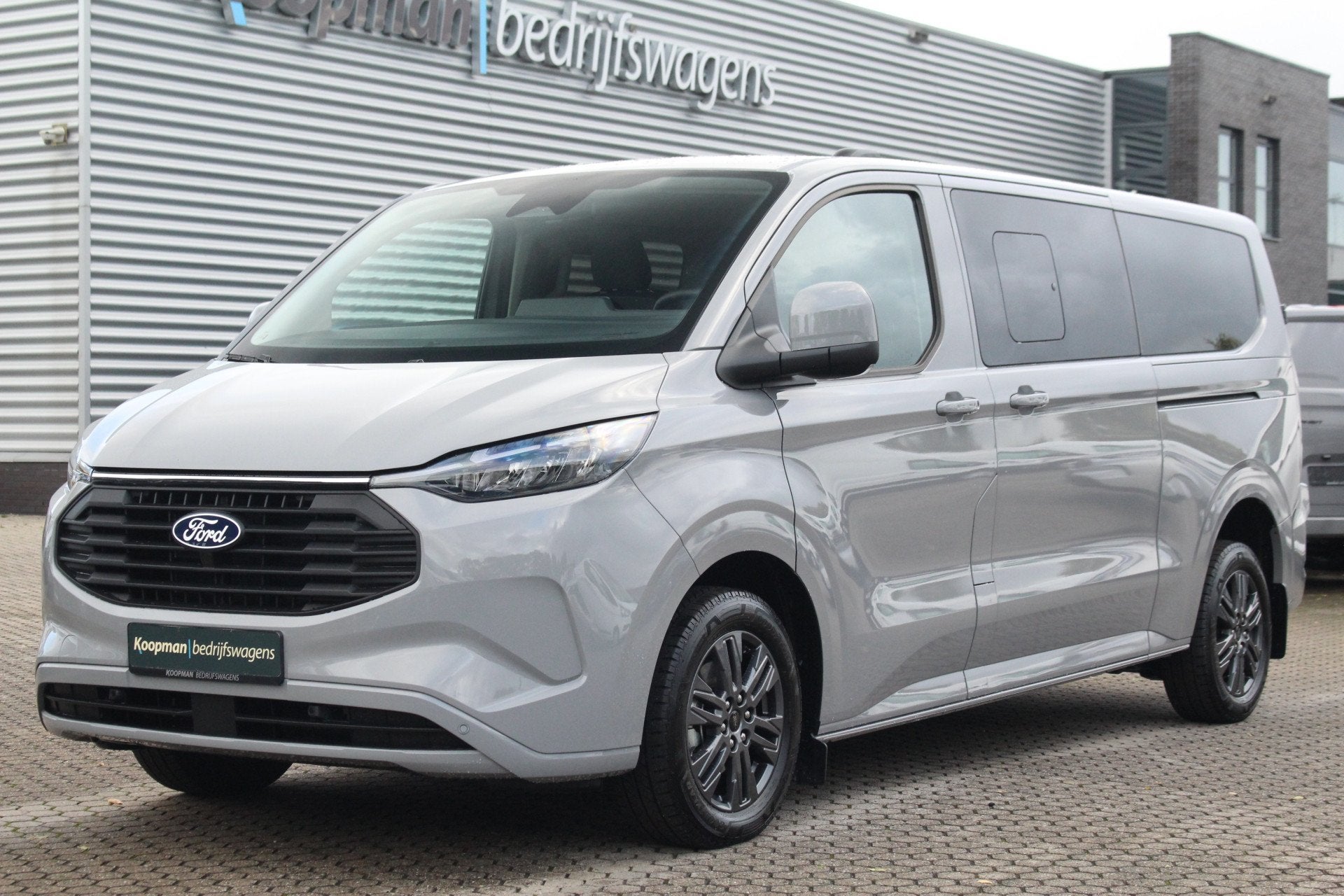 Ford Transit Custom 2.5 PHEV 233pk L2H1 Limited | Dubbel Cab, 8 stoelen, 4 cilinders, 1850 kg, 2467 kg