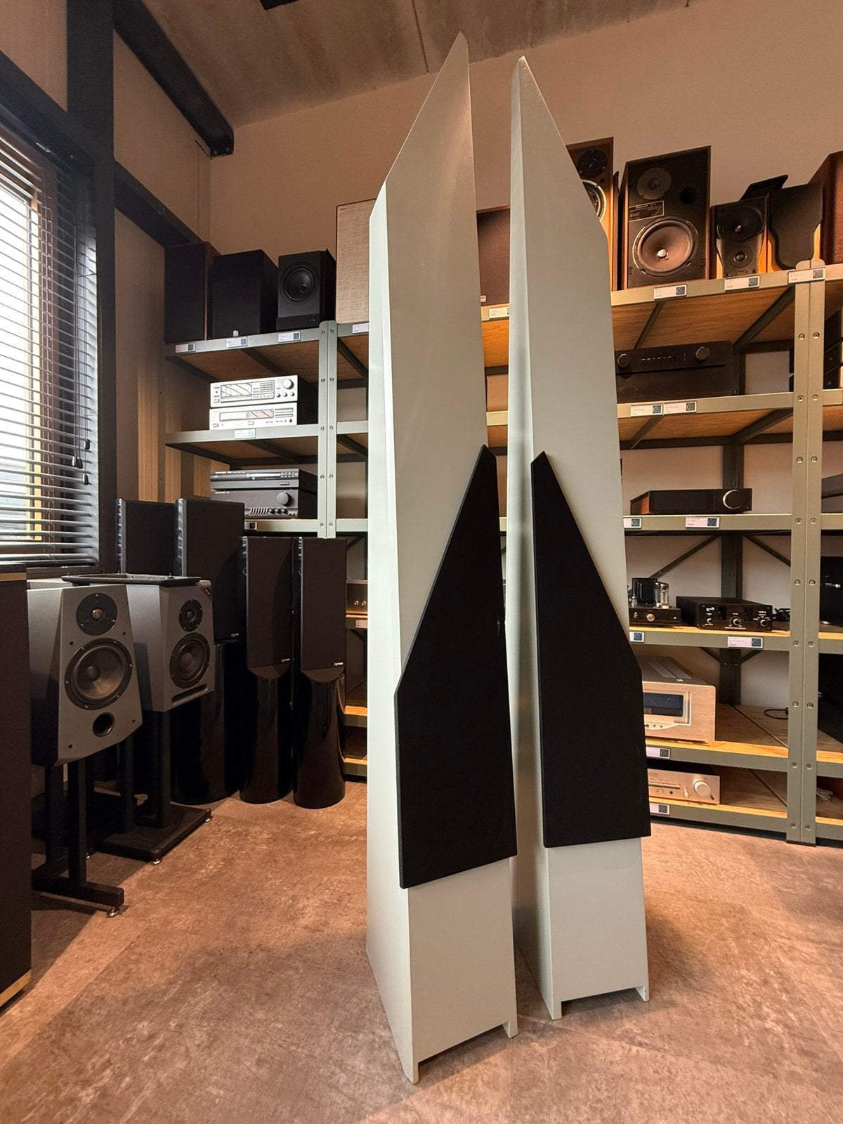 Studio de Schop De Wig, zéér zeldzaam, gereviseerd, garantie, Audio, Tv en Foto, Luidsprekers, Zo goed als nieuw, Front, Rear of Stereo speakers