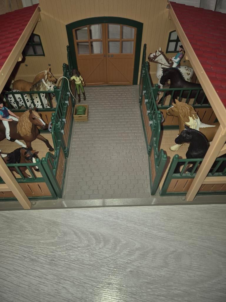Schleich stal / manege met paarden, poppetjes en accessoires, Ophalen of Verzenden, Gebruikt, Jongen of Meisje