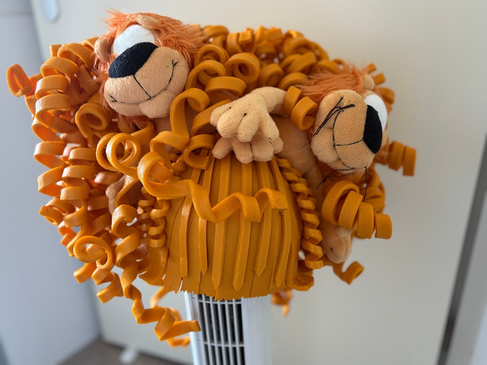 Leuke foam pruik met Krullen - met 2 loekies erin verwerkt, Ophalen, Zo goed als nieuw