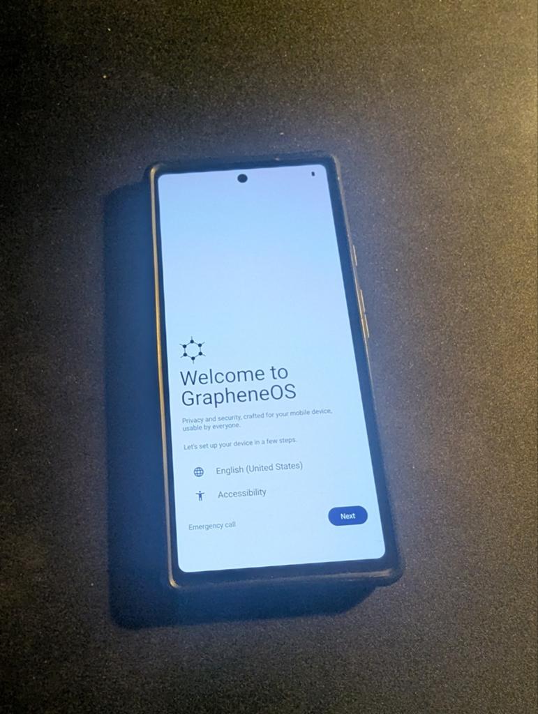 Pixel 6a met GrapheneOS en Spigen case, Ophalen of Verzenden, Zo goed als nieuw, Klassiek of Candybar, Zonder simlock