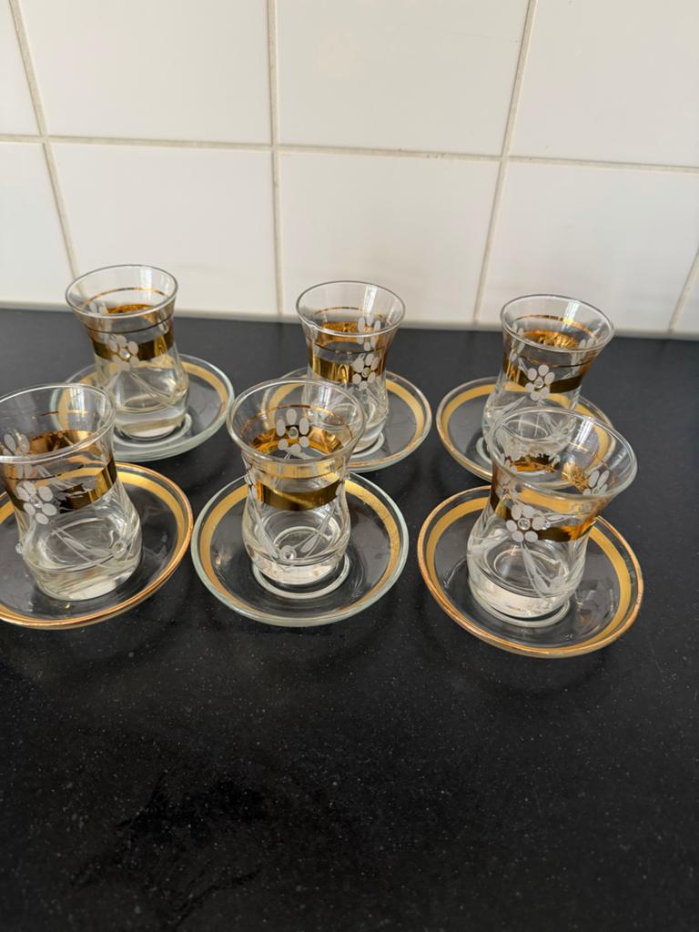 Set van 6 Turkse theeglazen met schoteltjes, goudkleurig, Antiek en Kunst, Ophalen of Verzenden