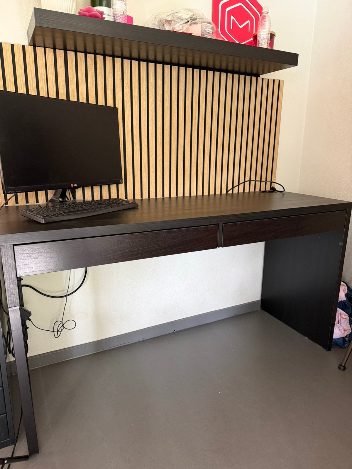 Zwarte bureau ikea, Ophalen of Verzenden, Zo goed als nieuw