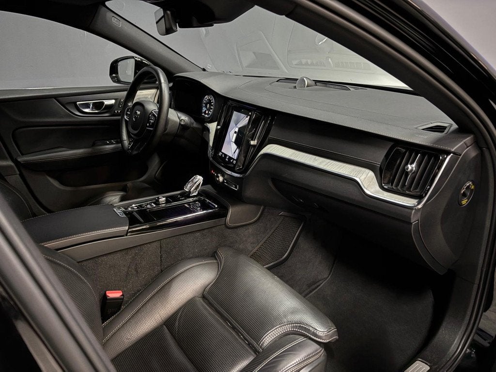 Volvo V60 2.0 T8 Twin Engine AWD R-Design 360|HUD|B&W|Trek, Auto's, Volvo, Automaat, Gebruikt, 4 cilinders, Zwart