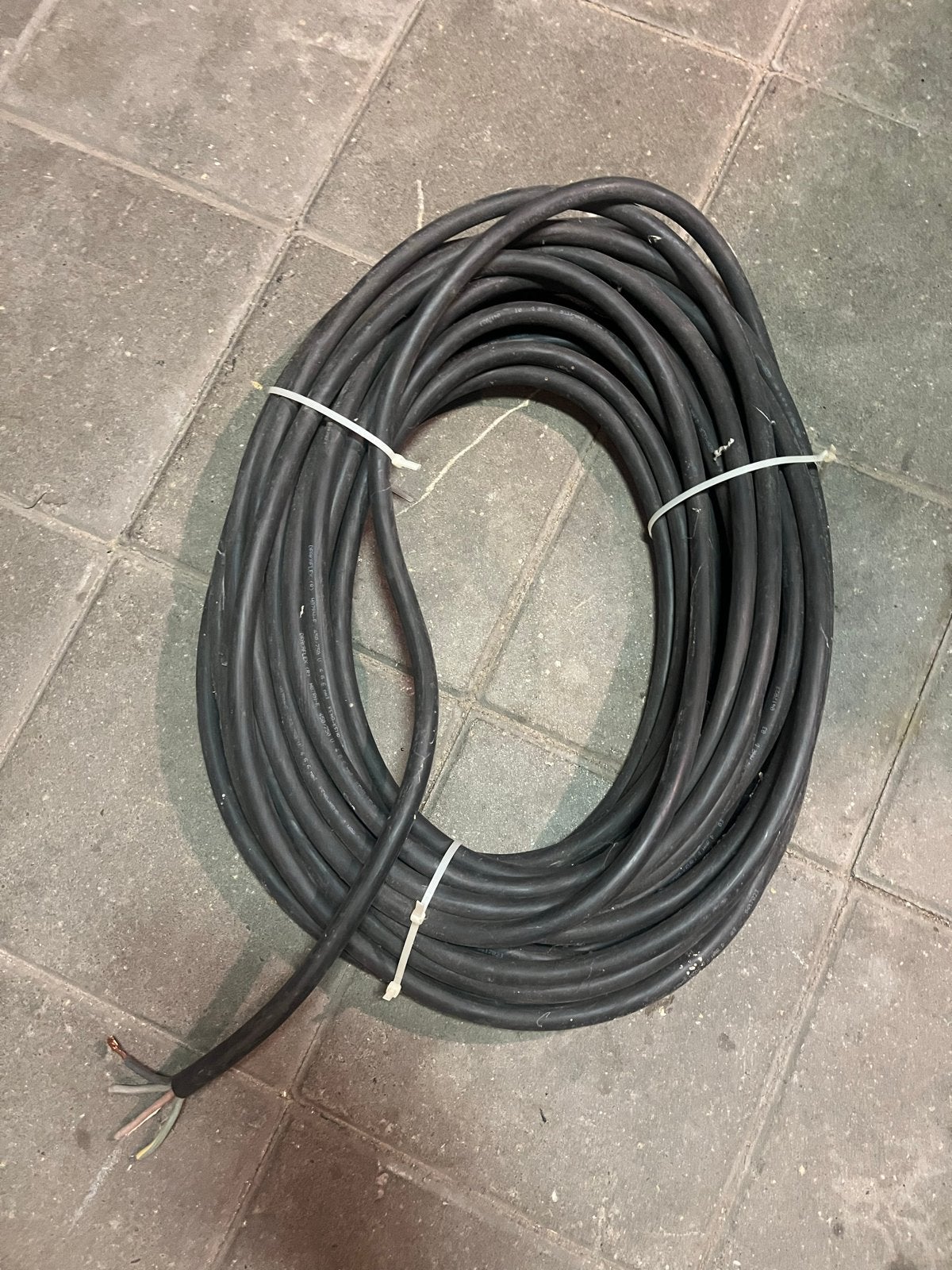 Zwarte elektriciteitskabel - 4-aderig, Ophalen, Zo goed als nieuw, Overige merken, Kabel of Snoer