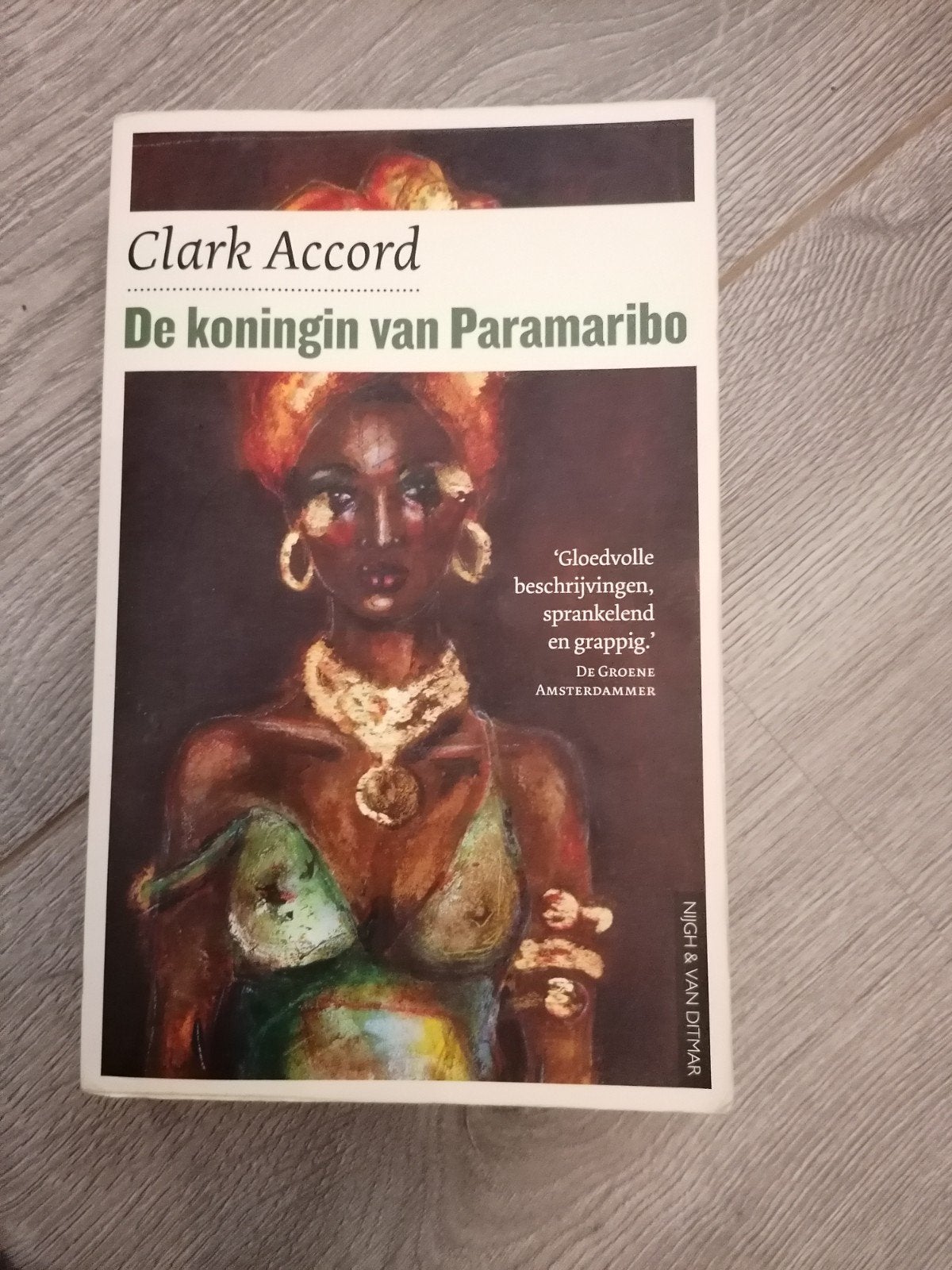 De Koningin van Paramaribo - Clark Accord, Boeken, Romans, Gelezen, Nederland, Ophalen of Verzenden