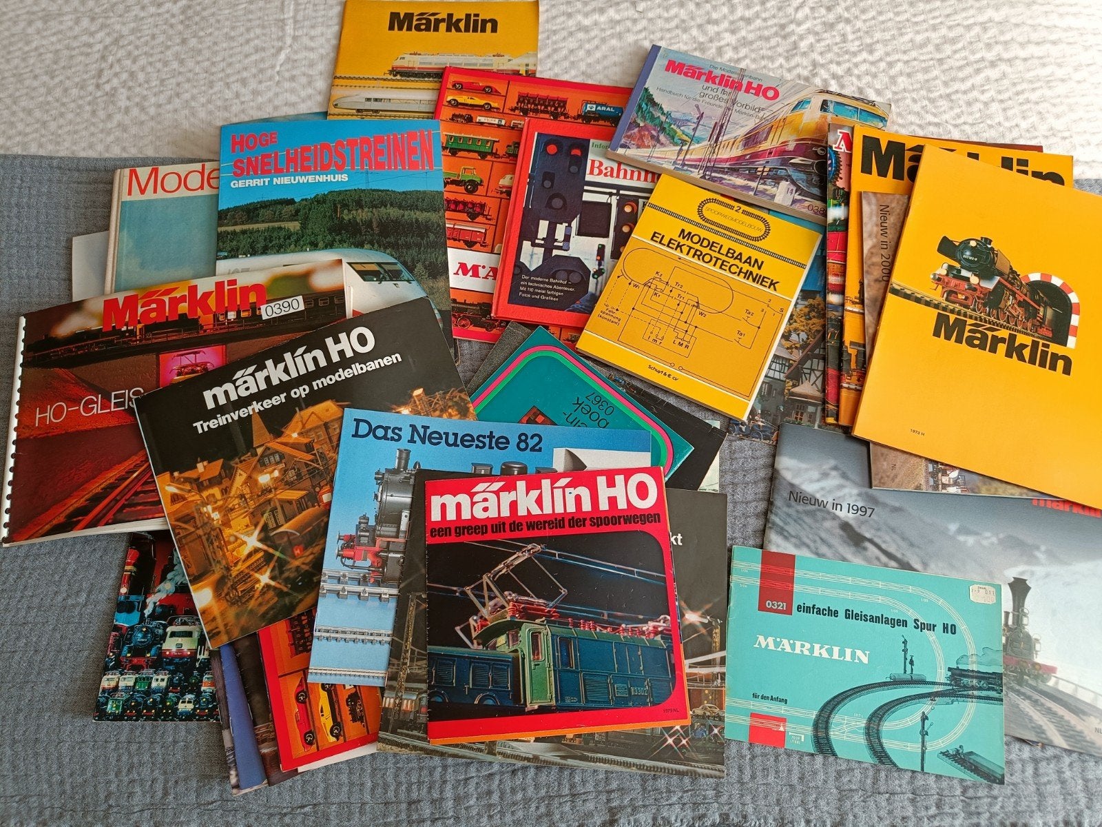 Bijna 10 kg aan catalogi, folders en boeken. Märklin Faller, Gelijkstroom of Wisselstroom, Zo goed als nieuw, Märklin, Boek, Tijdschrift of Catalogus
