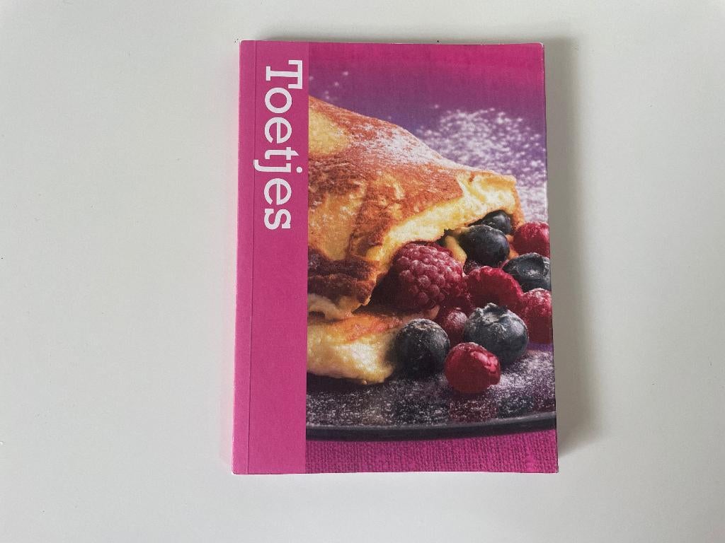 C837 Ikea kookboekje : Toetjes met een hoofdletter T. 2005, Boeken, Kookboeken, Ophalen of Verzenden, Gelezen, Europa, Taart, Gebak en Desserts