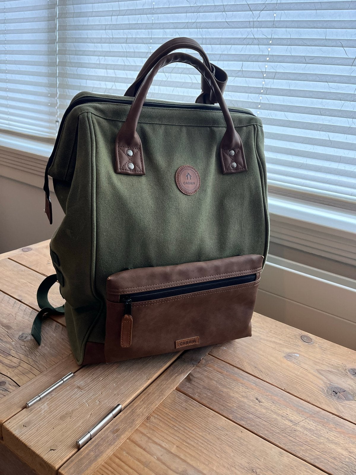 Cabaia rugzak L - Olijfgroen met bruine accenten, Sieraden, Tassen en Uiterlijk, Gebruikt, 25 tot 40 cm, Ophalen of Verzenden
