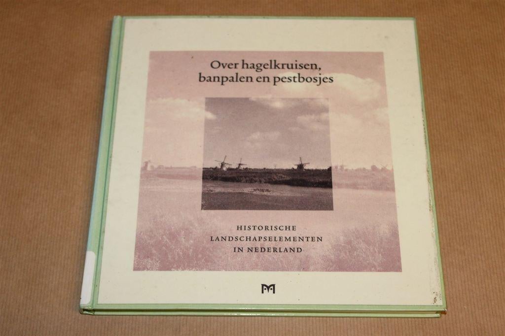 Over Hagelkruisen, Banpalen & Pestbosjes — Landschap, Ophalen of Verzenden, Gelezen