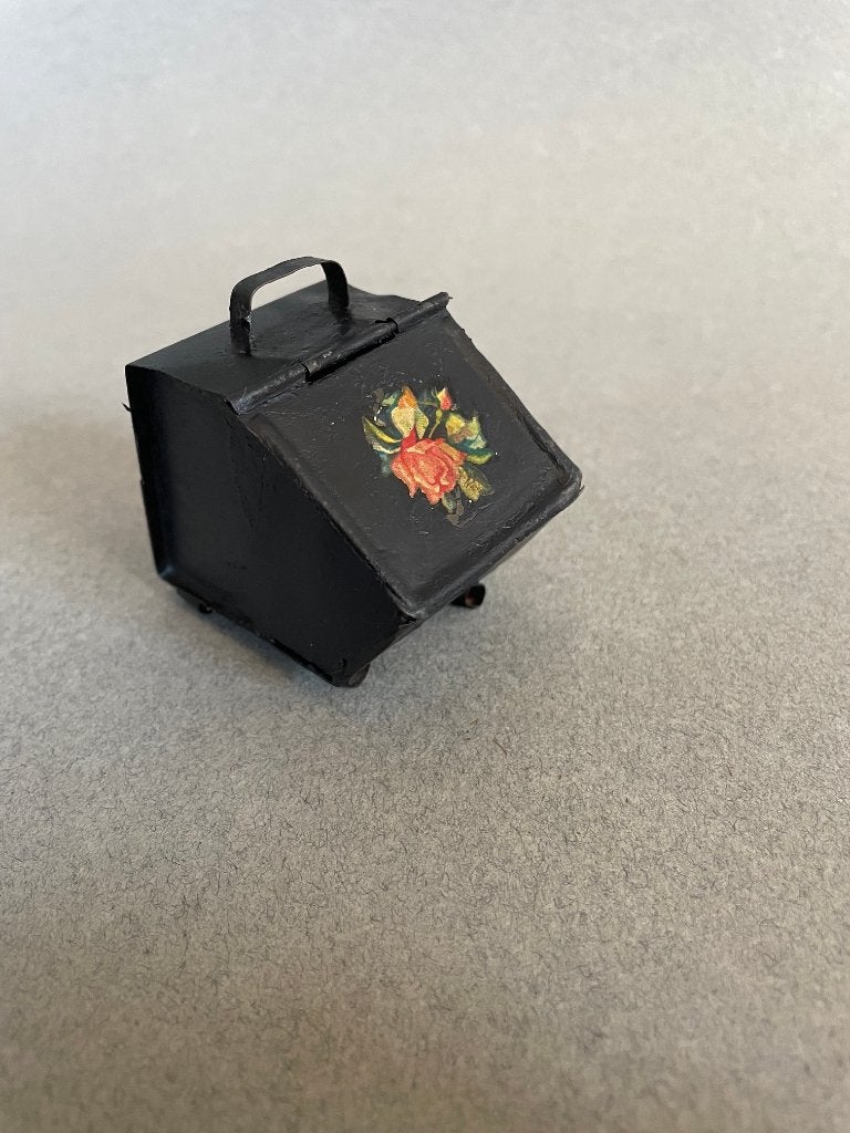 Klein antiek blikken kolenkitje voor in het poppenhuis, Ophalen of Verzenden