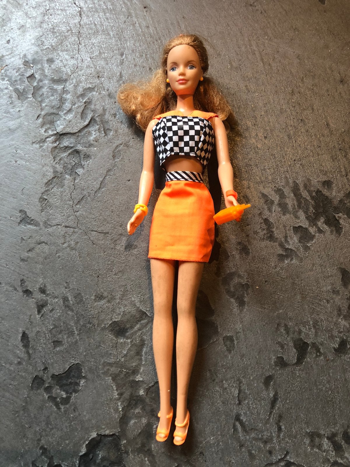Vintage barbie jaren 80 in oranje zomerse outfit., Ophalen, Zo goed als nieuw, Fashion Doll