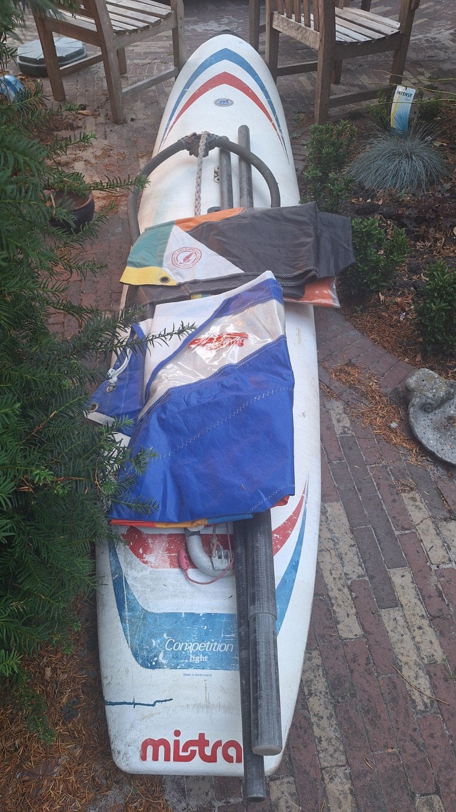 Mistral Competition Light Windsurfplank met 4  zeilen, Ophalen, Mistral, Gebruikt, Met zeil(en)