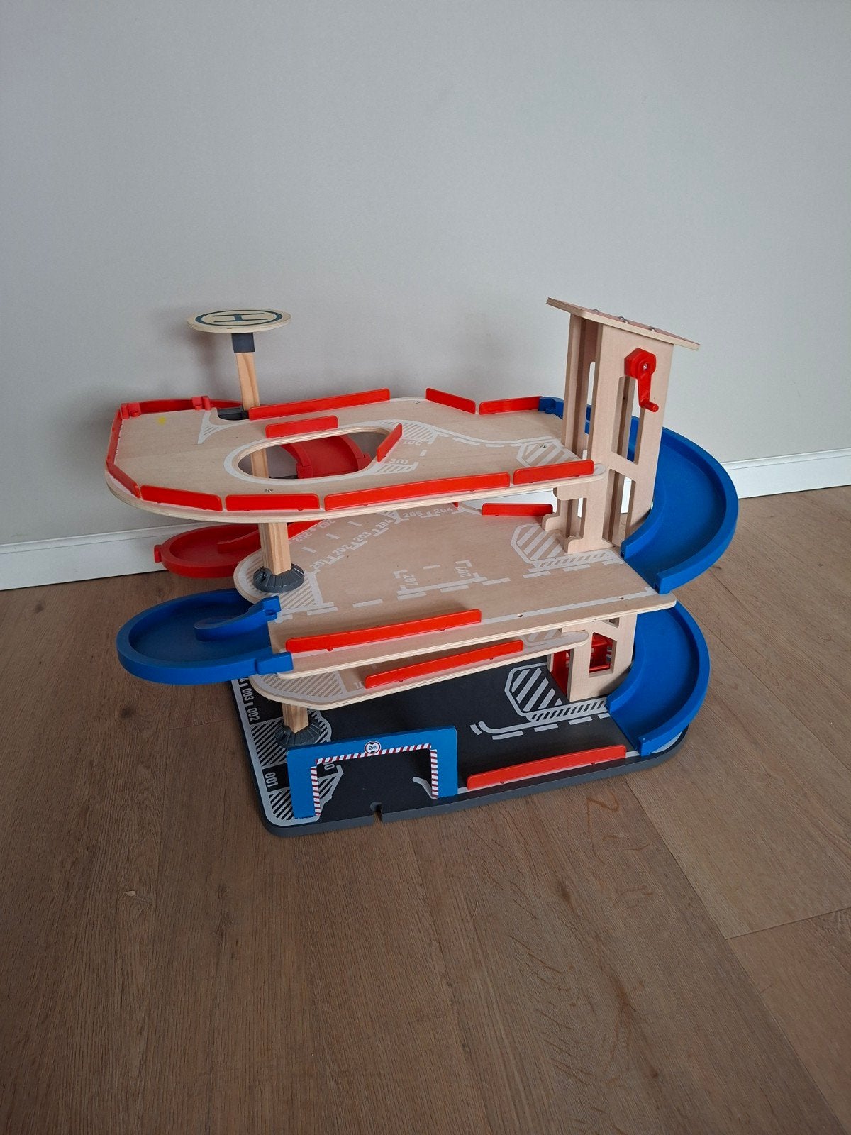 Houten Parkeergarage met Helikopterplatform en Liften, Kinderen en Baby's, Speelgoed | Houten speelgoed, Ophalen, Zo goed als nieuw