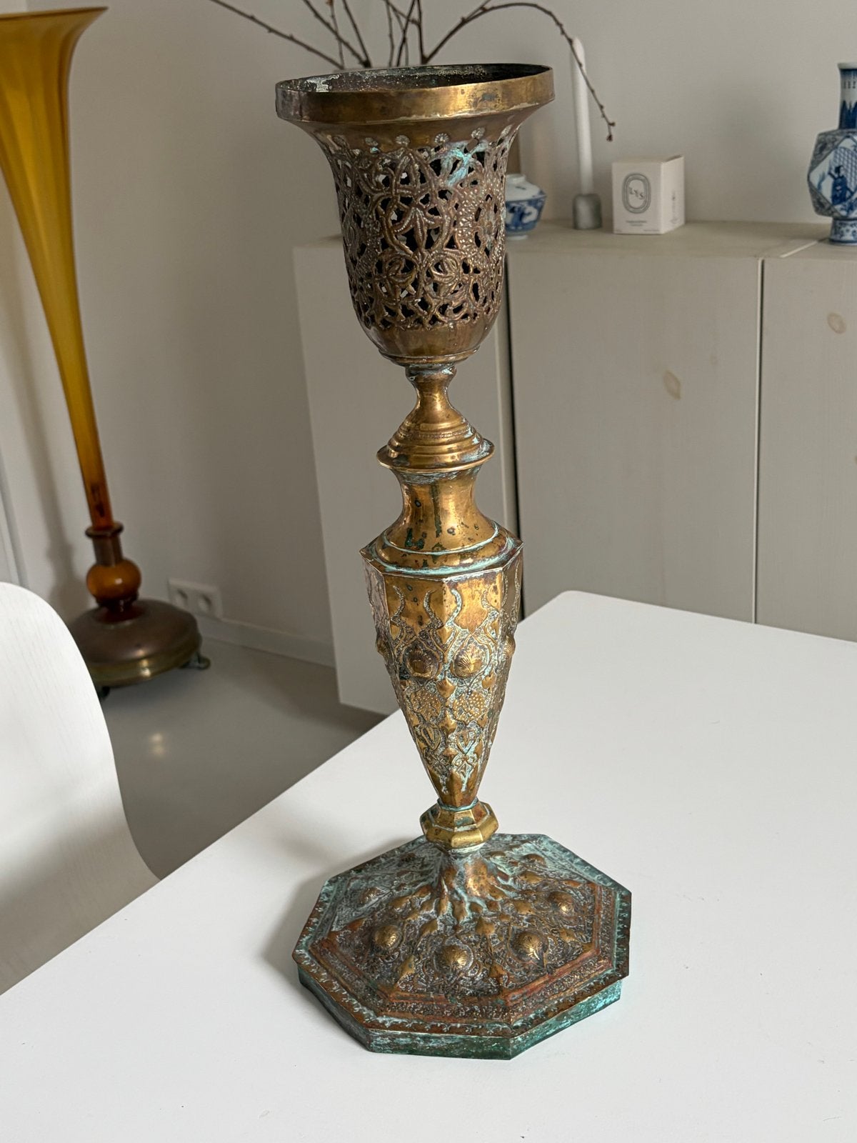 Antieke  Brass Kandelaarj met Gedetailleerde Versiering, Ophalen of Verzenden, Koper of Brons