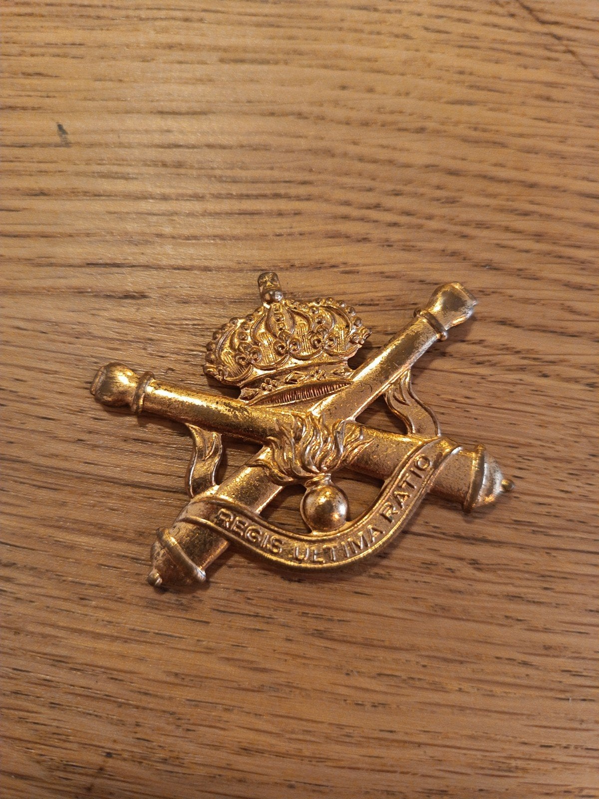 Vintage Artillerie Embleem - Regius Ultima Ratio, Verzamelen, Ophalen of Verzenden, Landmacht, Overige gebieden, Embleem of Badge