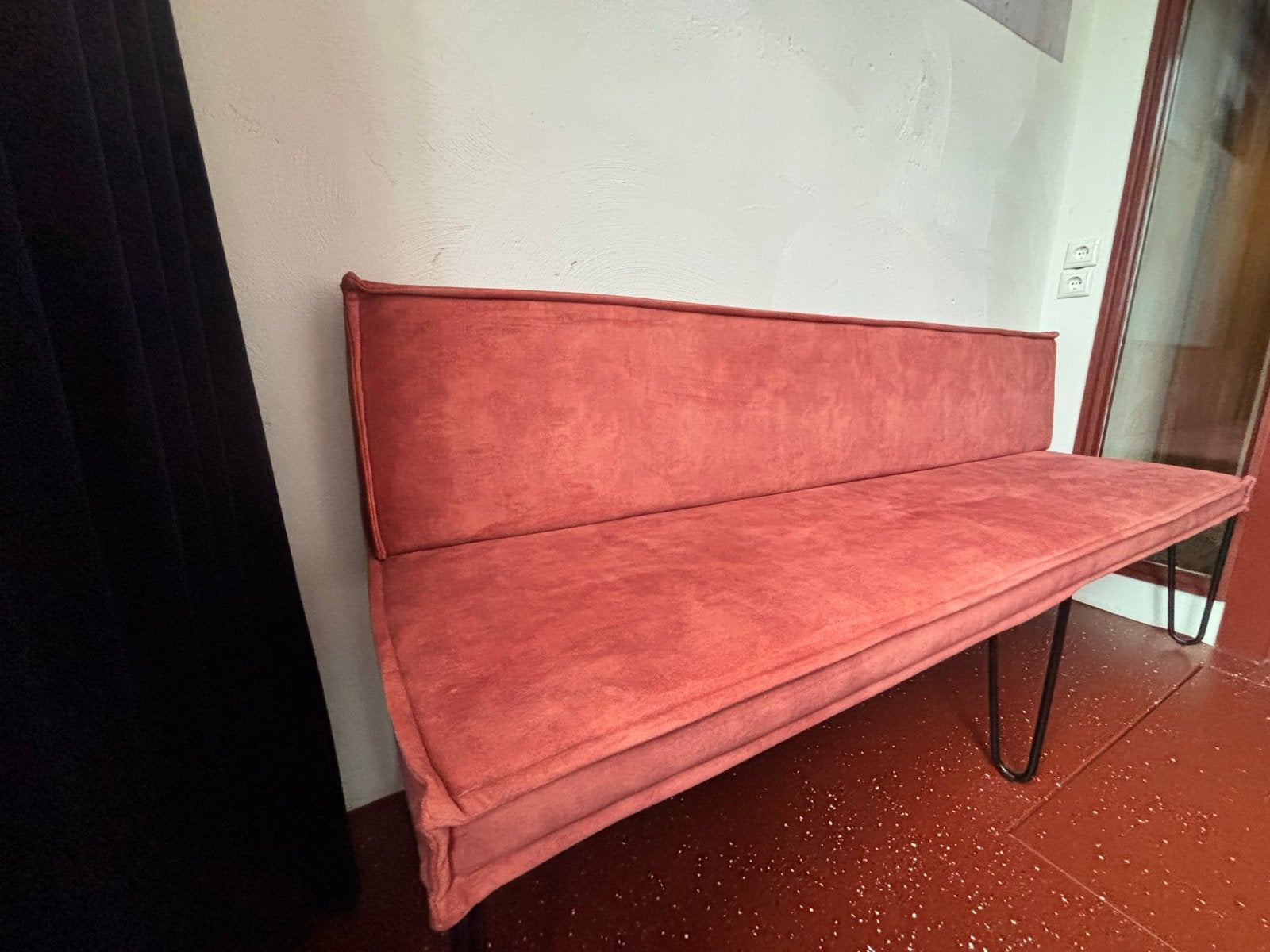 Bodilson bankje - rood/roze - zo goed als nieuw, Huis en Inrichting, Banken | Bankstellen, Ophalen, Minder dan 75 cm, 150 tot 200 cm