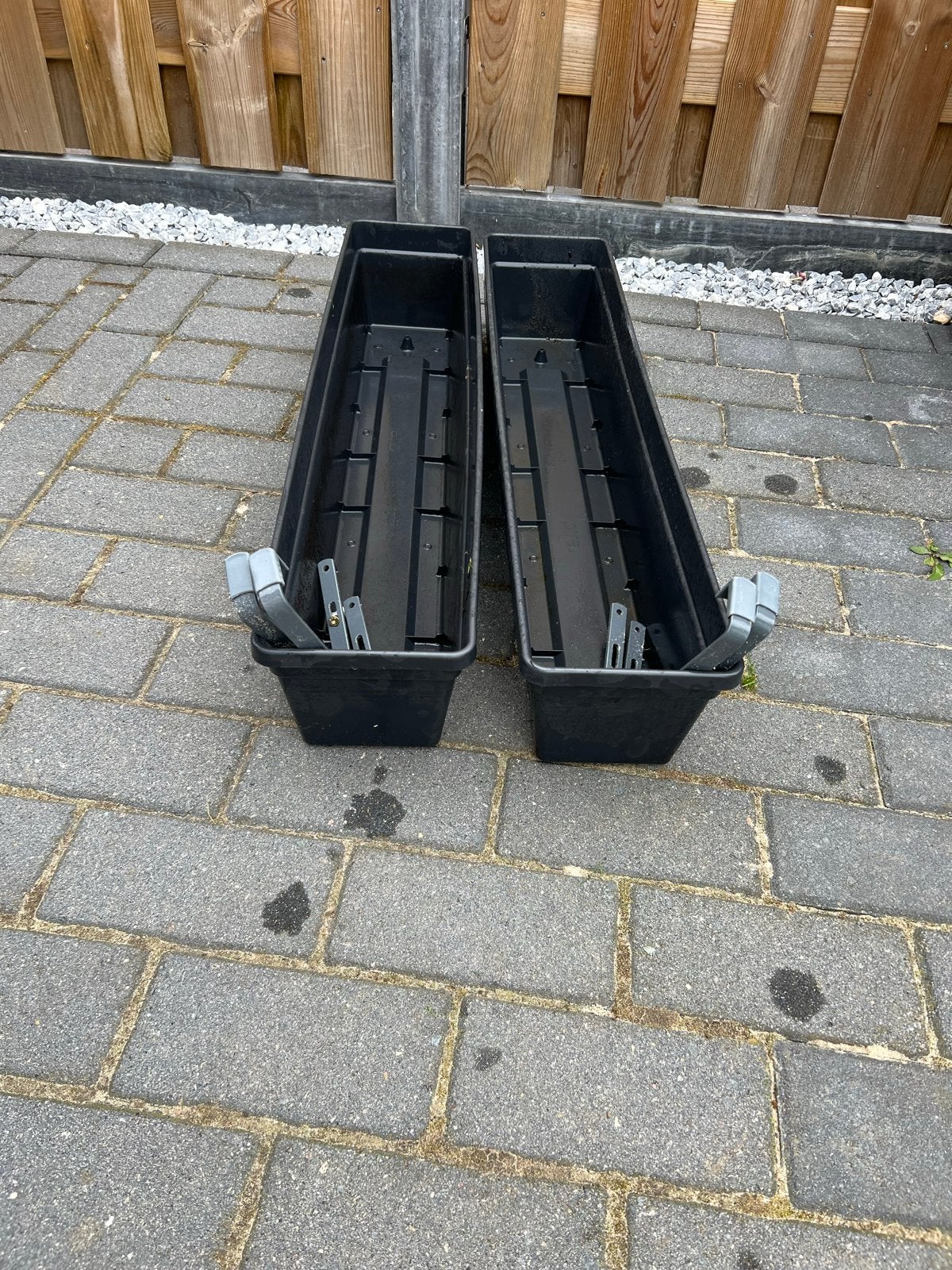 2x Zwarte Bloembakken met Ophangsysteem van Elho, Tuin en Terras, Bloembakken en Plantenbakken, Ophalen, Kunststof, Gebruikt, Minder dan 30 cm