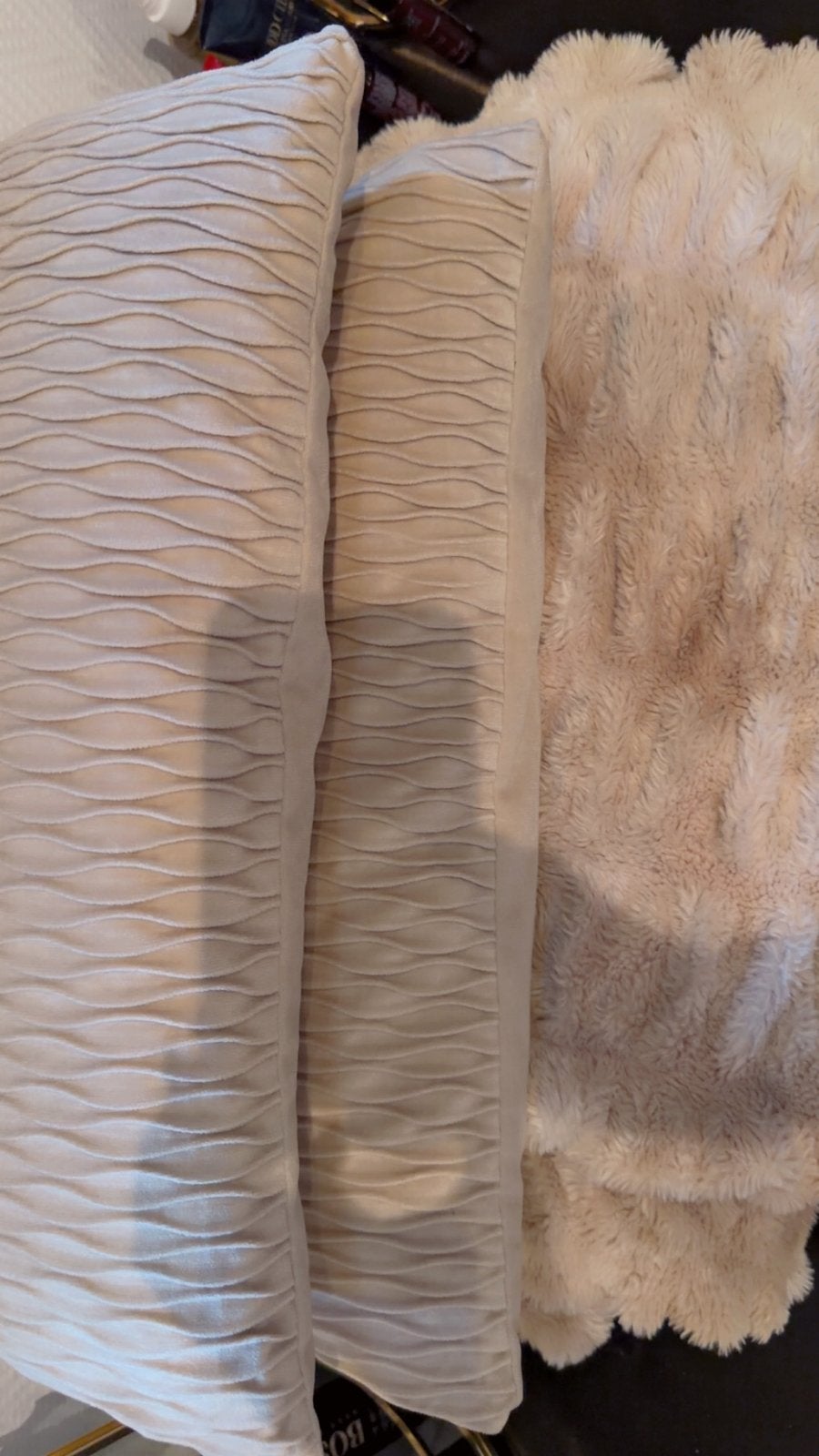 Set van 2 beige sierkussens met golvend patroon en plaid, Huis en Inrichting, Ophalen of Verzenden, Zo goed als nieuw
