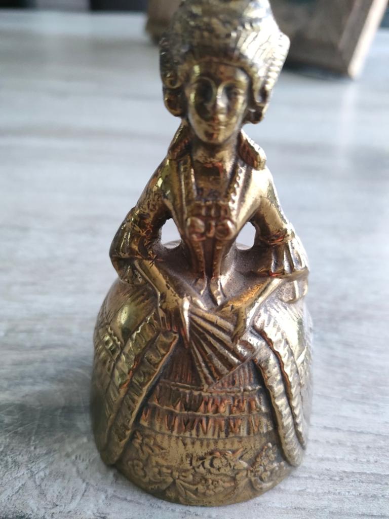 Antieke tafelbel koper of brons voor dames, Ophalen, Gebruikt, Overige materialen, Massief