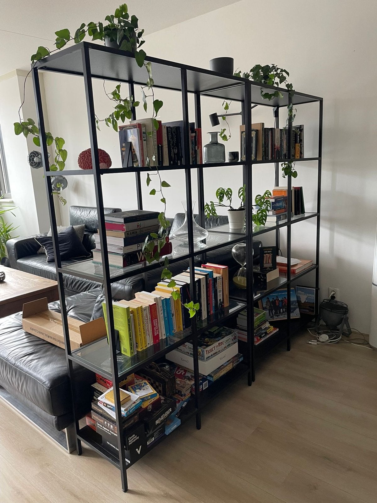 Stijlvolle zwarte kasten met glazen planken, Huis en Inrichting, Ophalen, Met plank(en), 200 cm of meer, 150 tot 200 cm