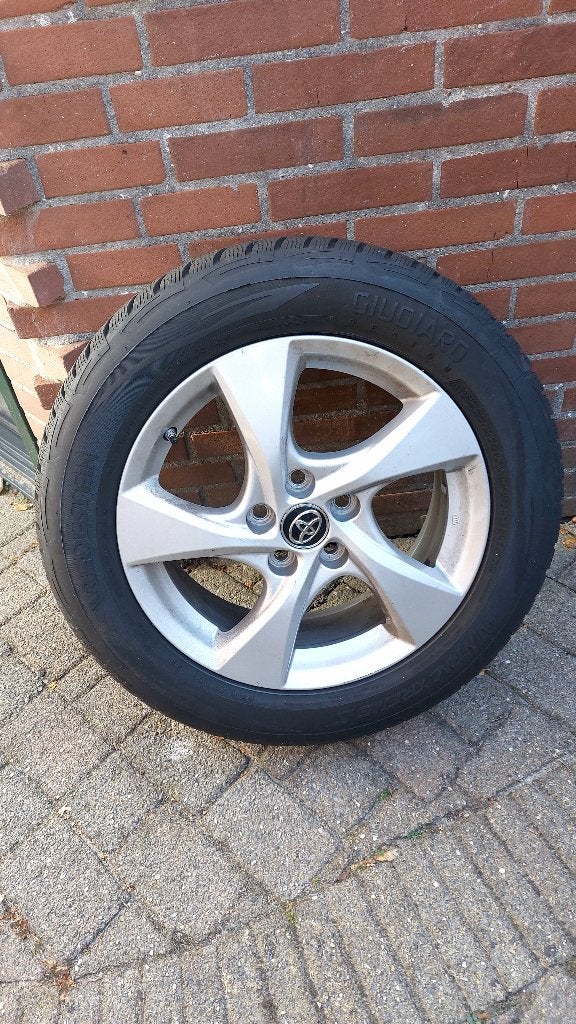 Winterbanden met aluminium velg (Toyota), Ophalen, Banden en Velgen, 17 inch, Winterbanden