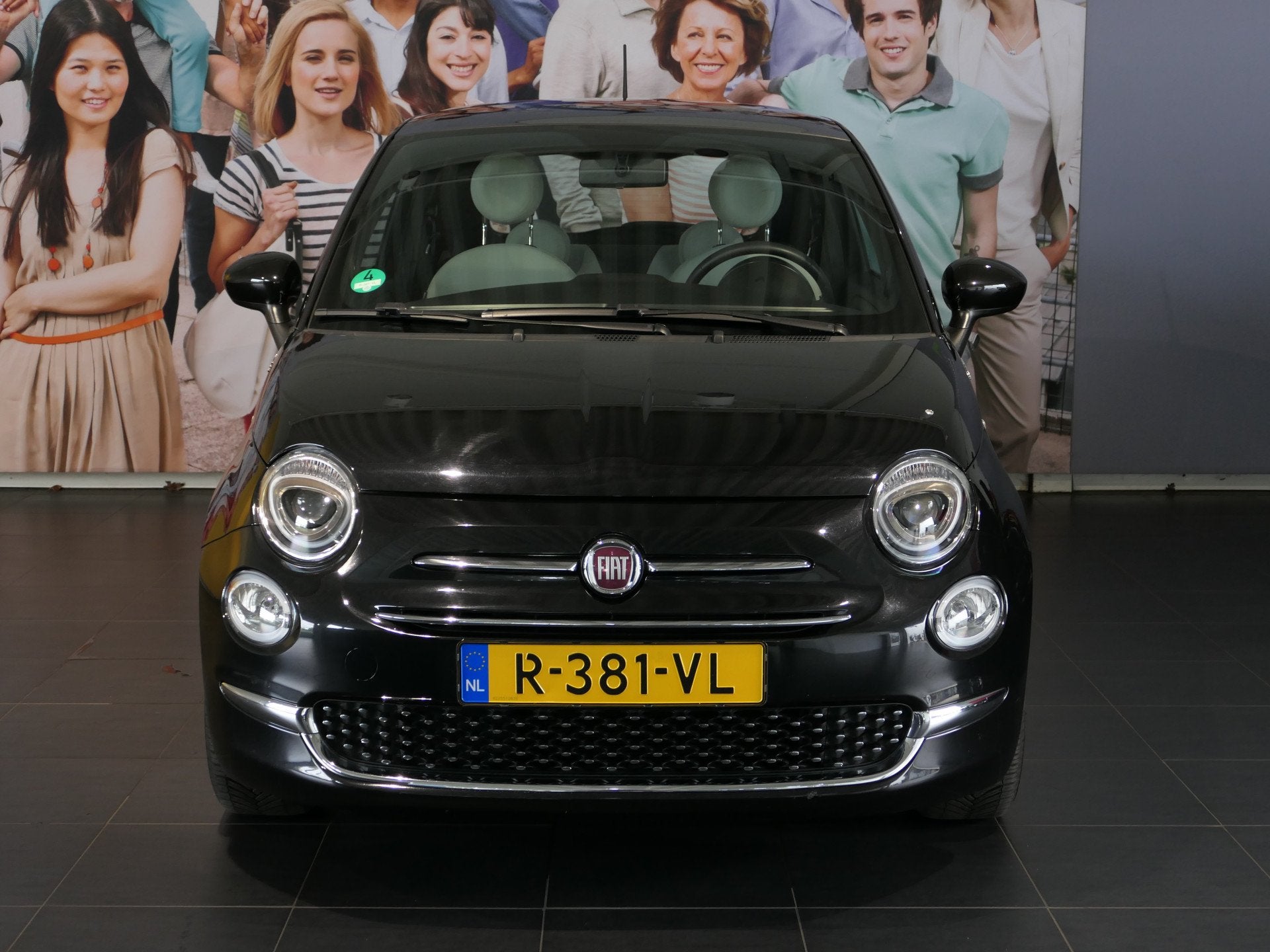 Fiat 500 1.0 Hybrid Dolcevita - Occasion Lease vanaf €324, Auto's, 4 stoelen, Leder en Stof, Zwart, Origineel Nederlands