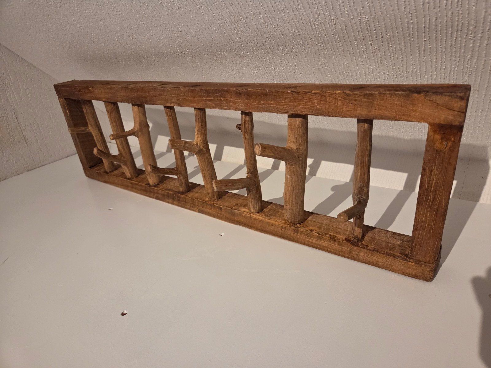 Unieke houten wandkapstok met natuurlijke takhaken, Ophalen