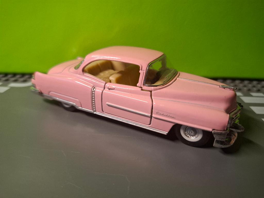 Kinsmart - 1953 Cadillac Series 62 [roze] 1/43, Ophalen of Verzenden, Zo goed als nieuw, Auto, Overige merken